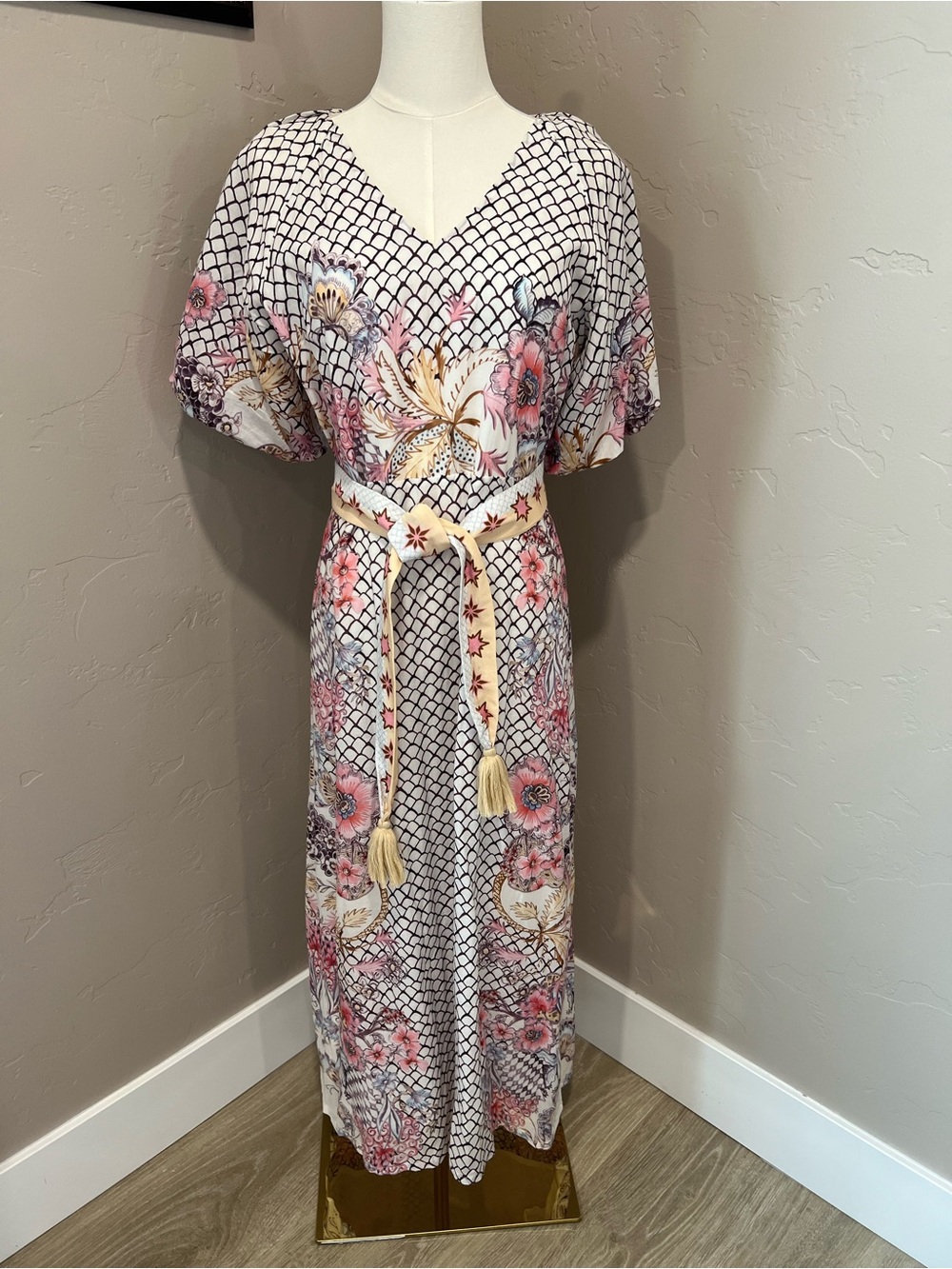 Anna Cate Floral V-Neck Midi Dress in White and Pink with Belt. Size M
